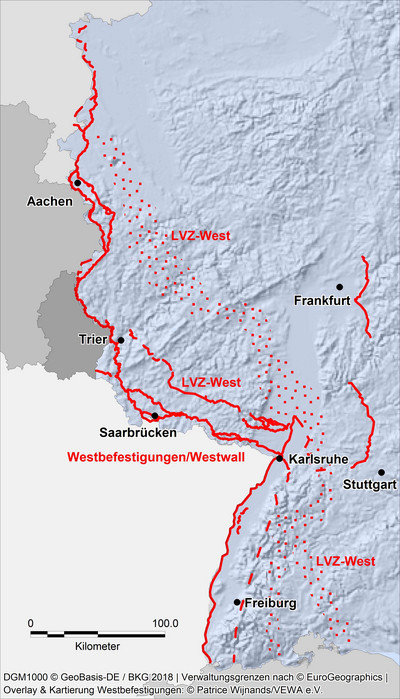 Eine Karte zeigt den Verlauf des Westwalls, der Luftverteidigunszone West an der Westgrenze des ehemaligen Deutschen Reiches und weiterer Verteidigungsstellungen an Main und Neckar.