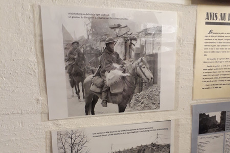 Französischer Soldat mit Huhn