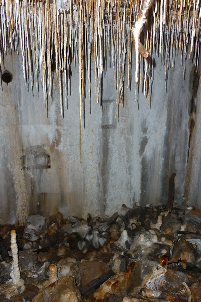 Tropfsteine haben sich aus ausgewaschenen Kalk des Betons eines Bunkers gebildet und hängen von der Decke.