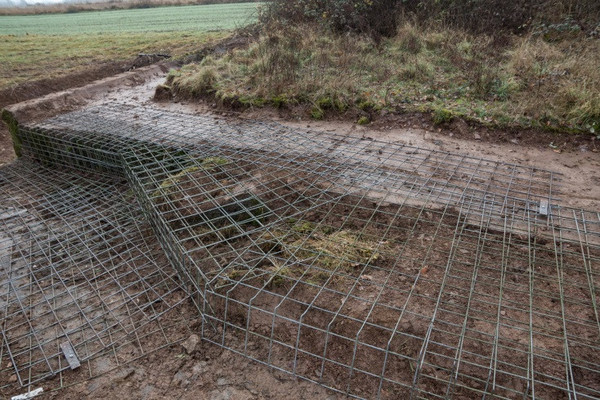 Die Auflage von Baustahlmatten verhindert das Einbrechen in verdeckte Spalten und Löchern.