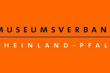 Museumsverband Logo auf orangenem Hintergrund