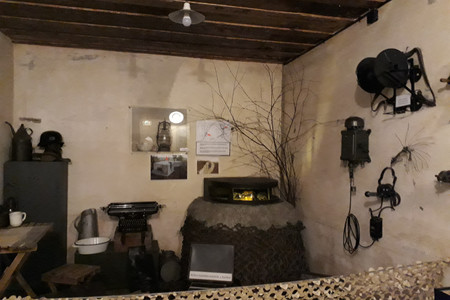 Mögliche Einrichtung eines Bunkers dargestellt im Westwallmuseum Bad Bergzabern.