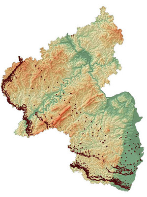 Karte von Rheinland-Pfalz mit roten Markierungen für die einzelnen Anlagen des Westwalls und blauen Markierungen für die einzelnen Anlagen der Luftverteidigungszone West. Die Anlagen des Westwalls ziehen sich entlang der Grenze. Die Anlagen der Luftverteidigungszone befinden sich mit etwas Abstand dahinter.