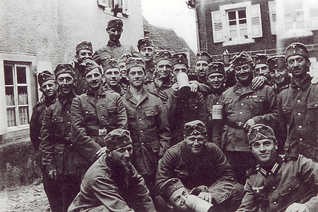 Gruppenaufnahme Soldaten von in Schweighofen einquartierten Soldaten aus dem Jahr 1940.