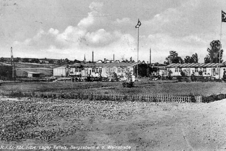 Bild des Lagers Triefels des Reichsarbeitsdienst mit mehreren Baracken. 
